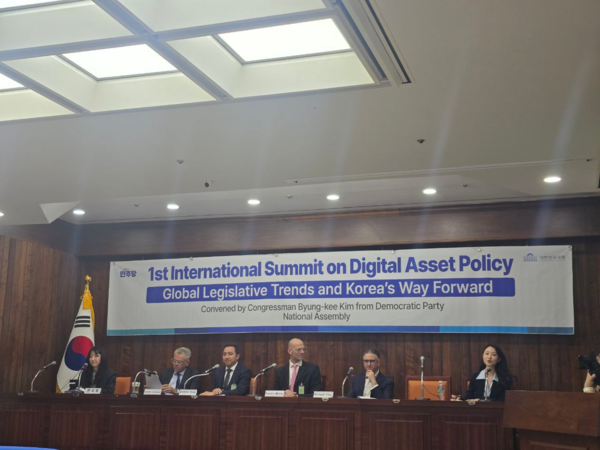 도약하려면 <b>비트코인</b> ETF와 <b>스테이블코인</b> 법제화 서둘러야"