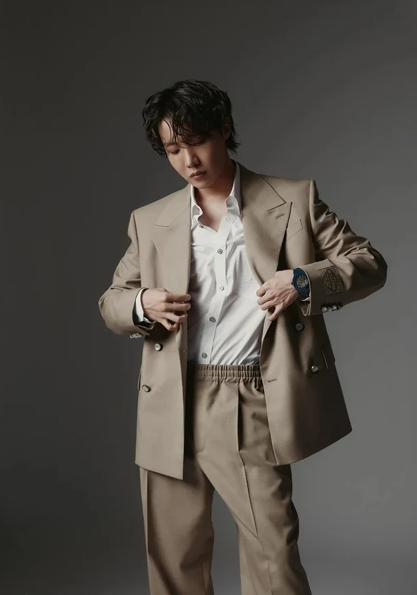 <b>제이홉</b> 첫 솔로 <b>월드투어</b>와 빌보드매거진 커버 선정