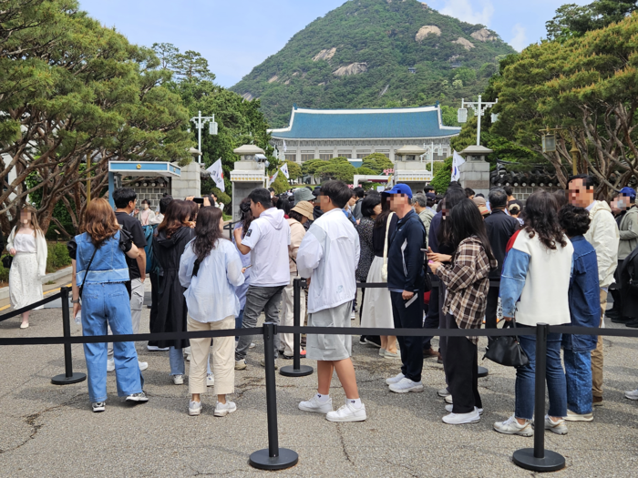 "지금 아니면 못 볼 수도?"…대선 앞두고 다시 붐비는 <b>청와대</b>