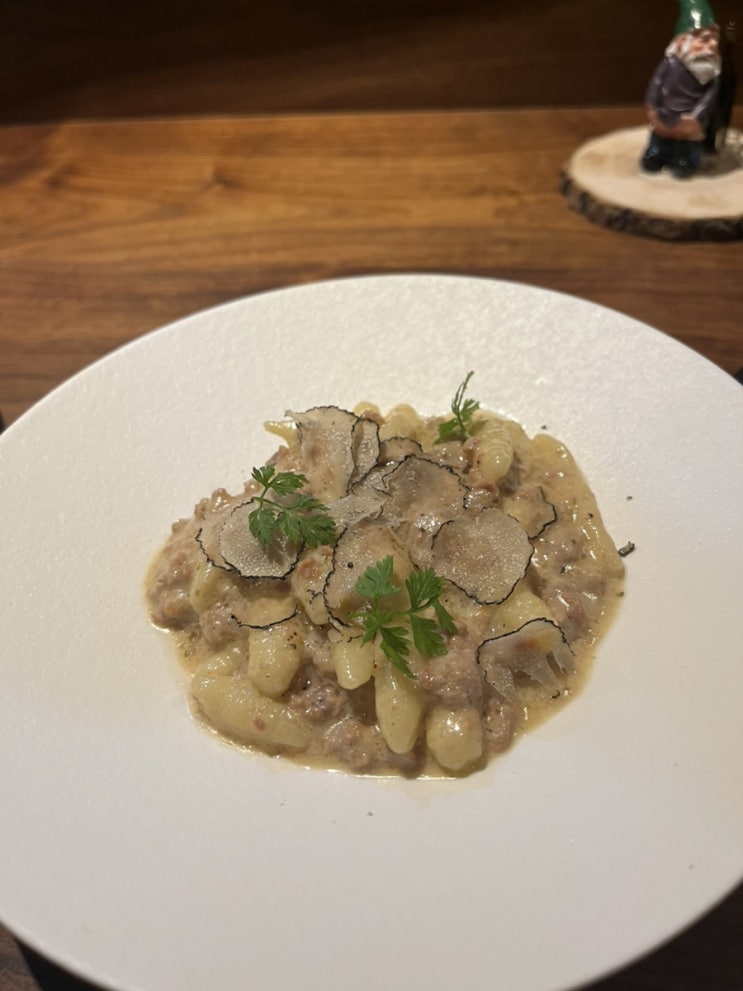  샴페인부터 라구 파스타까지, 압구정 맛집 티톨로