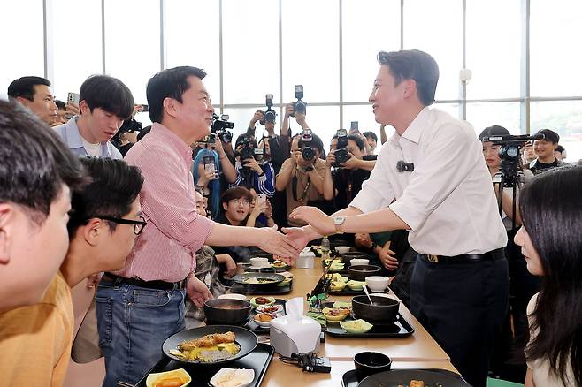 250522 <b>이준석</b> 찾아간 <b>안철수</b>… 악수 나누고 화기애애