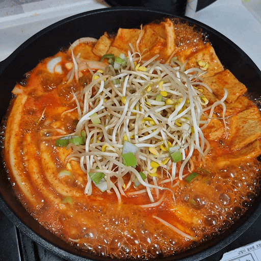  그대로 끓이기만 하면 밀떡볶이 완성! 초간단 지웰떡볶이 밀키트 푸짐하게 먹는 방법