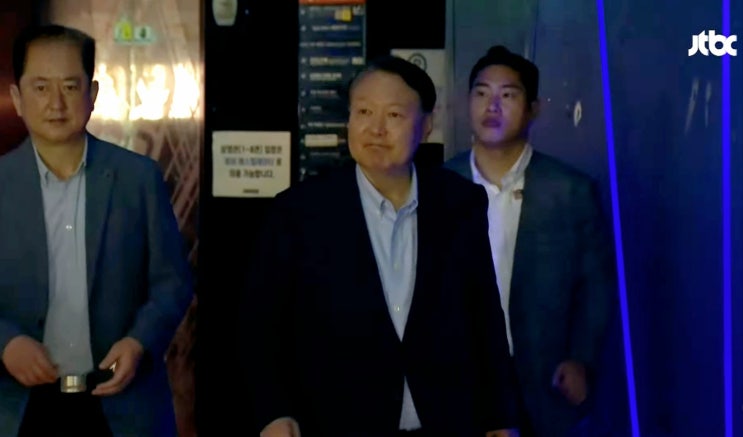 내란 우두머리 재판 중인 <b>윤석열</b>, '<b>부정선거</b>' <b>영화</b> 관람 현장