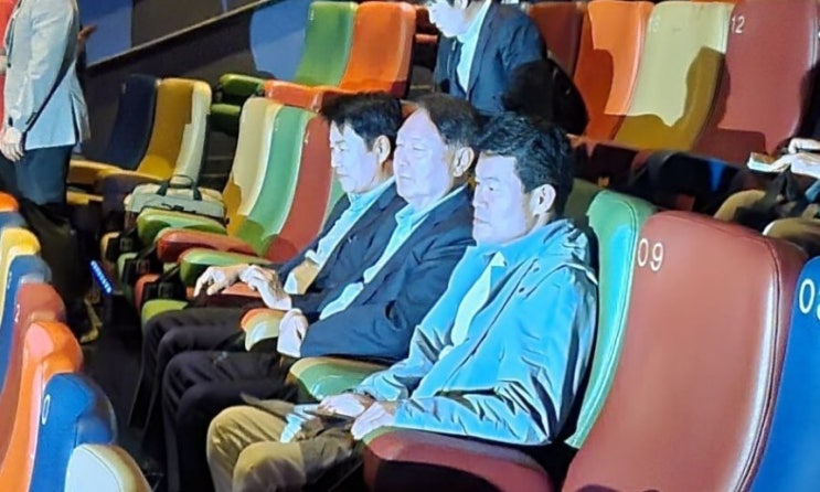 <b>윤석열</b>, 이재명 <b>선거</b>운동원 1호”…‘<b>부정선거</b>’ <b>영화 관람</b>... 
