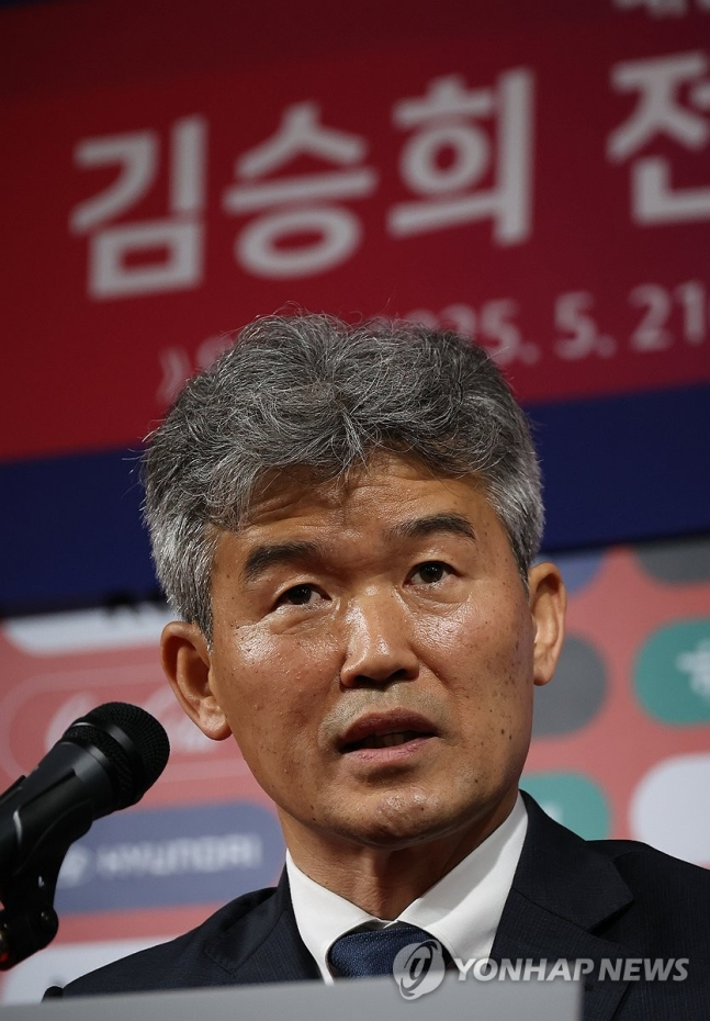 [속보] <b>김승희 축구협회</b> 전무이사, 잇따른 기자간담회… 그... 