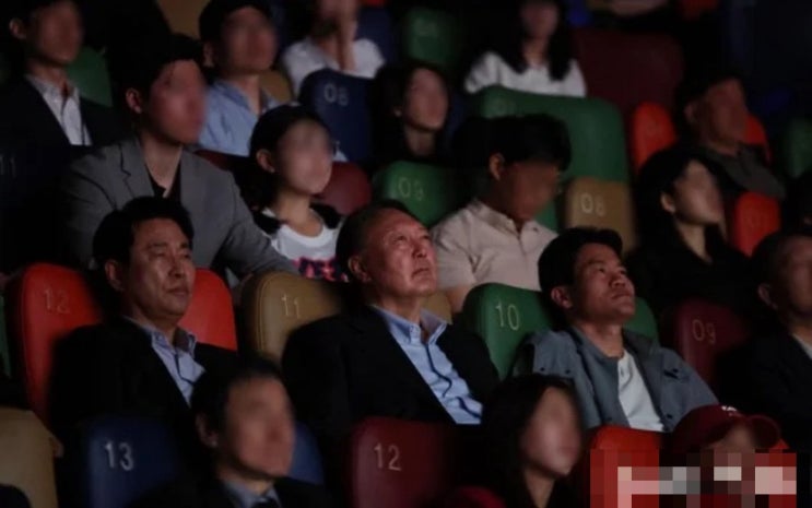 윤석열 전 대통령이 <b>관람</b>한 <b>영화</b> ‘<b>부정선거</b>, 신의 작품인가’... 