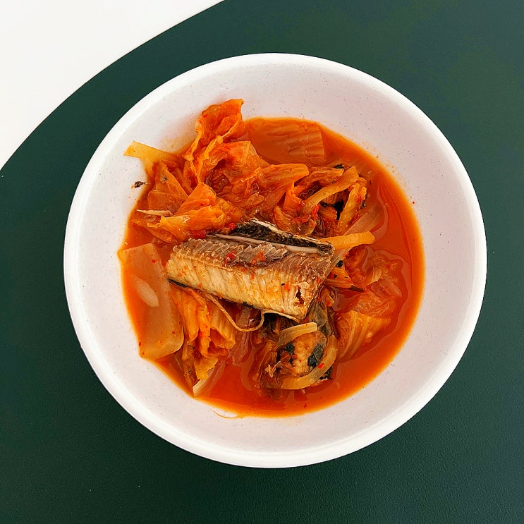  꽁치김치찌개 초간단 국물요리 레시피｜묵은지+꽁치통조림