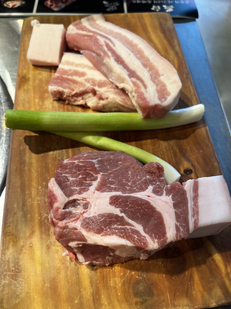  제주도 서귀포 현지인 맛집 구워주는 흑돼지 아이랑 큰돈가 흑백세트