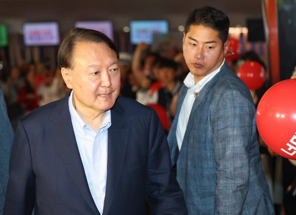 윤석열 ‘<b>부정선거</b>’ <b>영화</b> <b>관람</b>. 파면 후 첫 공개 외부 활동.... 