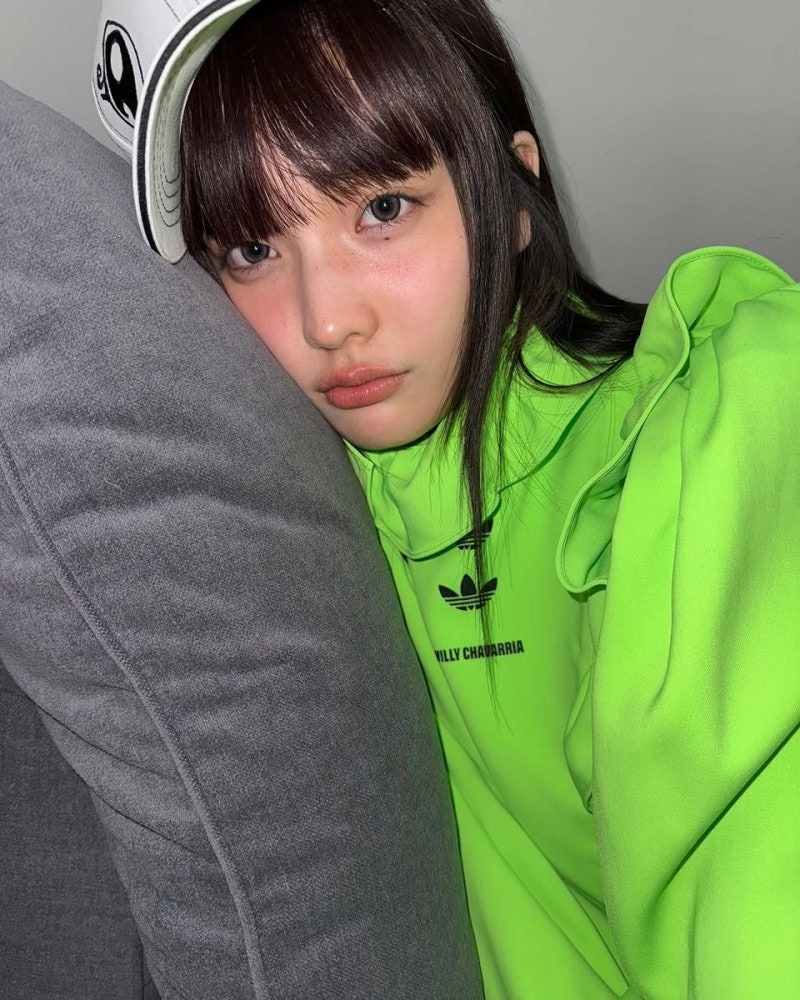 아일릿 이로하, 형광 그린으로 완성한 힙한 캐주얼룩