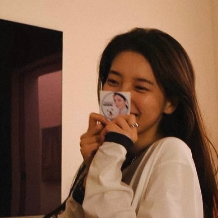 입기만 해도 주목받는 수지 사복 여성 티셔츠