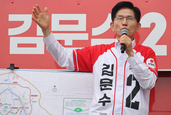 국민의힘 <b>김용태</b> 비대위원장은 '<b>단일화</b>로 <b>이준석</b>을 협박한... 