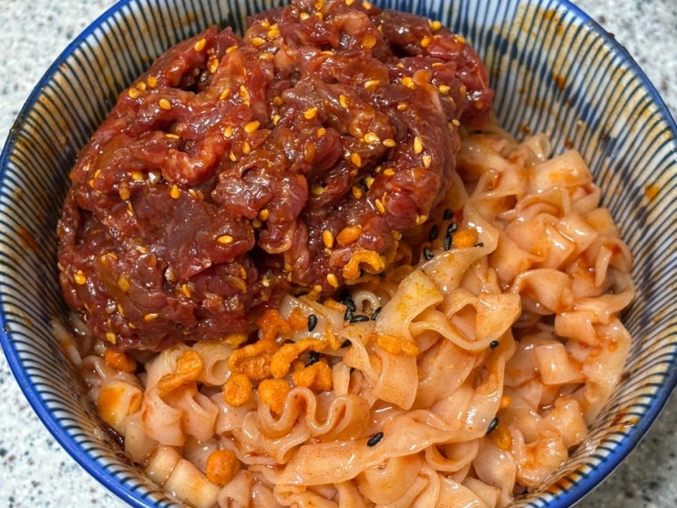  요즘 핫한 육회 꿀조합ㅣ배홍동 칼빔면,까르보불닭(with 육회소스 레시피)