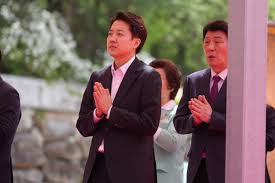 <b>이준석</b>, <b>전화</b>기 껐다 …“러브콜 거절합니다“ 독자노선 선언