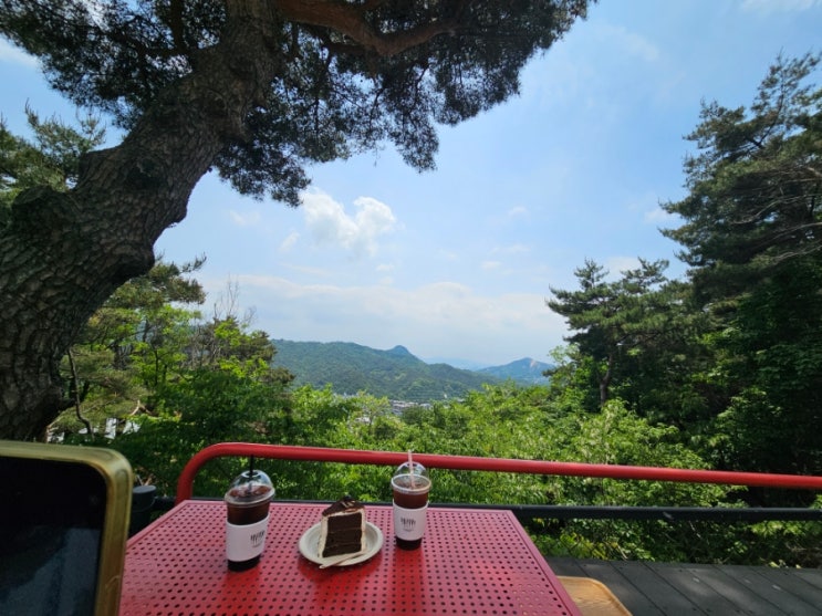  피아노 선율 흐르는 북한산뷰 평창동 더피아노 카페