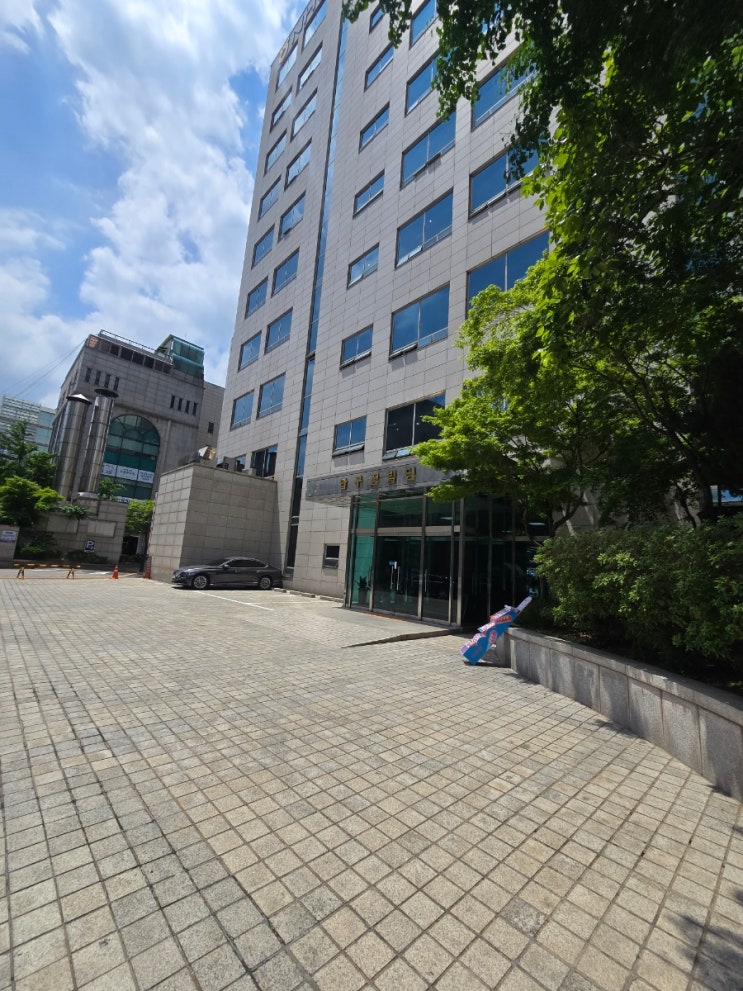  서울시 강남구 신사동(논현로) 신규 성형외과 수술실 풋패달 손세정대 수리 작업 입니다.
