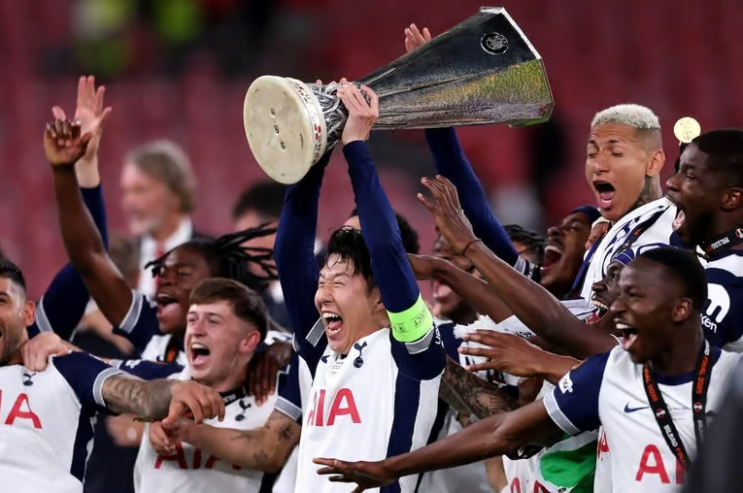 손흥민 UEFA 유로파리그 첫 우승, 15년 무관 탈출. 토트넘, 맨유 1-0 꺾고 41년 만의 트로피 손흥민 UEFA 유로파리그 첫 우승, 15년 무관 탈출. 토트넘, 맨유 1-0 꺾고 41년 만의 트로피