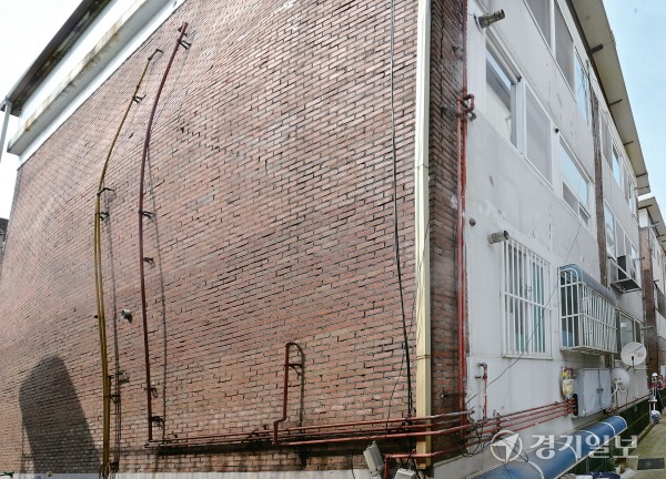 불룩해진 <b>수원 다세대주택</b> 벽돌 <b>외벽</b>, 원인은 단순, 우리나라... 