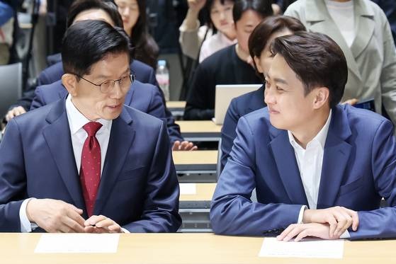 <b>이준석 단일화 거부</b> 선언…개혁신당 긴급 기자회견 배경과... 