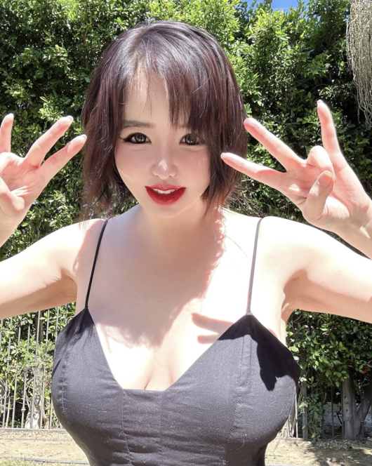  박봄, 30도 더위에도 파격 드레스…LA도 놀란 그녀만의 독보적 아우라