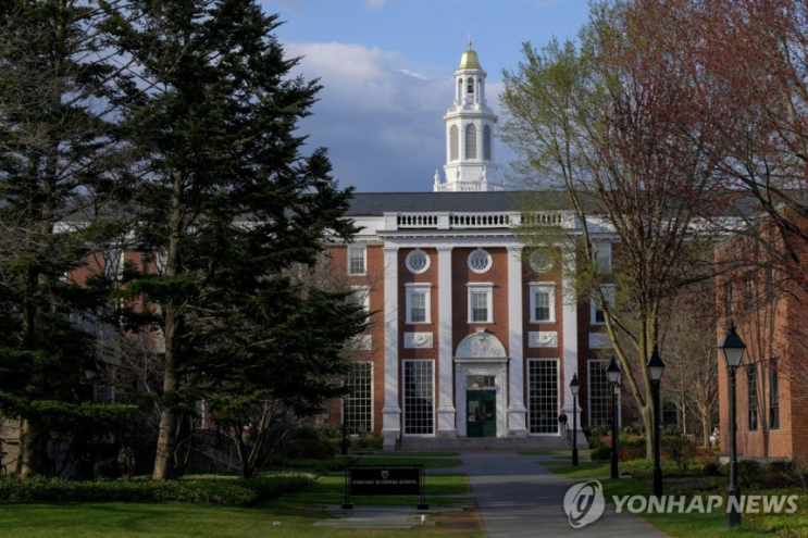 [속보] <b>트럼프</b> 행정부, <b>하버드대 유학생</b> 등록 차단!  '전학' 강제... 