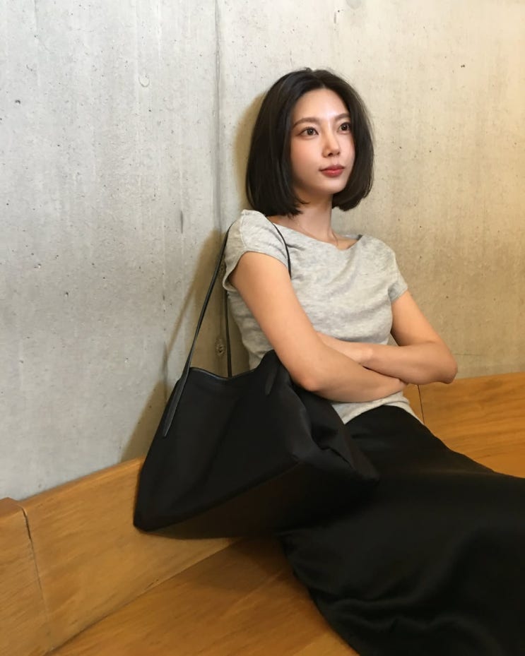  노트북도 쏙 들어가 20대 여자 대학생들이 편하게 들고 다니면서 예쁜 빅백 여성 가방으로 패션 브랜드 아이백유어파든 w. 박나언