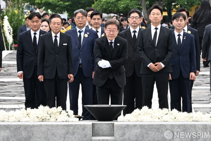 후보, 故<b>노무현</b> 전 대통령 서거 16주기 맞아 <b>묘역 참배</b> [화보]