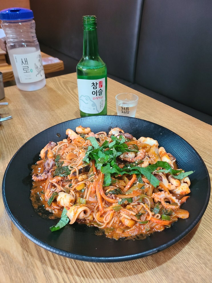  안암역 43년의 역사를 지닌 노포맛집 <국수먹는꼴뚜기>(꼴쭈볶음, 칼국수, 비빔국수)