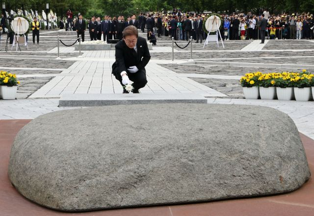  이재명, 노무현 묘역서 눈물의 참배… "사람 사는 세상 꿈 완성할 것"