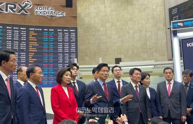 <b>김문수</b> '박스피 탈출', <b>이재명</b> '코스피 5000'…<b>여의도</b> 찾아... 