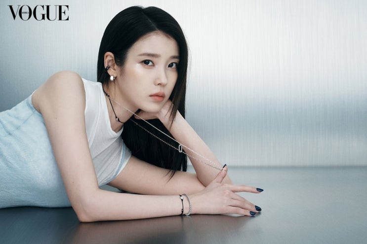  제이에스티나(J.ESTINA), 아이유(IU)  ‘유니스(UNIS)’ 컬렉션 선보여