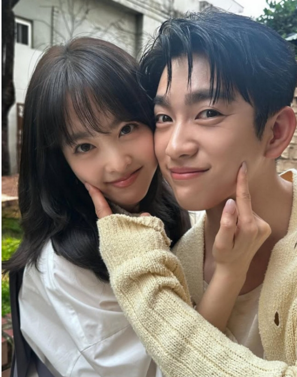 “박진영박보영, 환상 비주얼 <b>케미</b>” ‘<b>미지의 서울</b>’ 커플... 