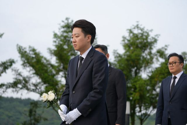  봉하마을 찾은 이준석 "노무현의 외로움과 바른정치 대해 고민"