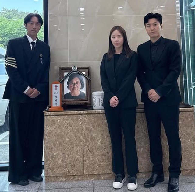  한 달 전 밝게 웃던 빽가의 어머니…이젠 영정사진 속 미소로 남아