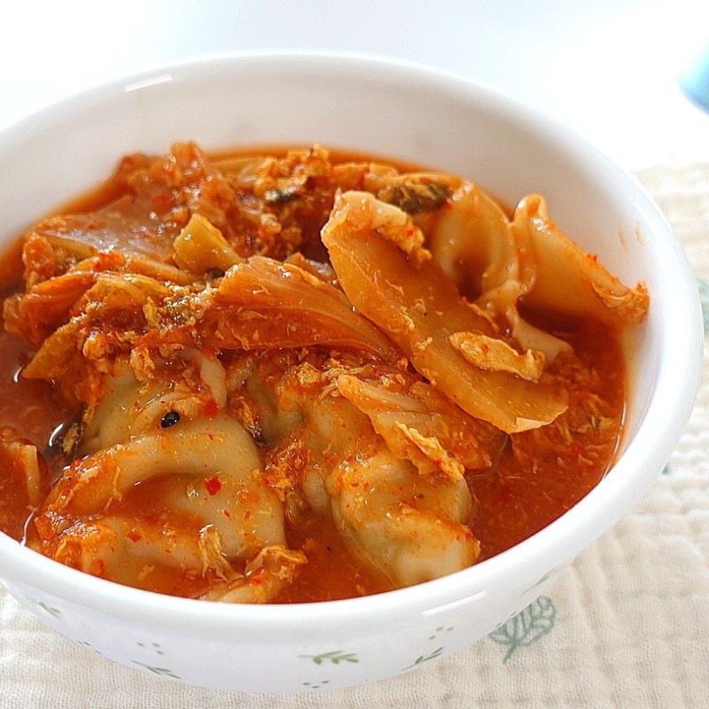 김치만두국 레시피 간단한 얼큰만두국 끓이는법 계란 만둣국 요리