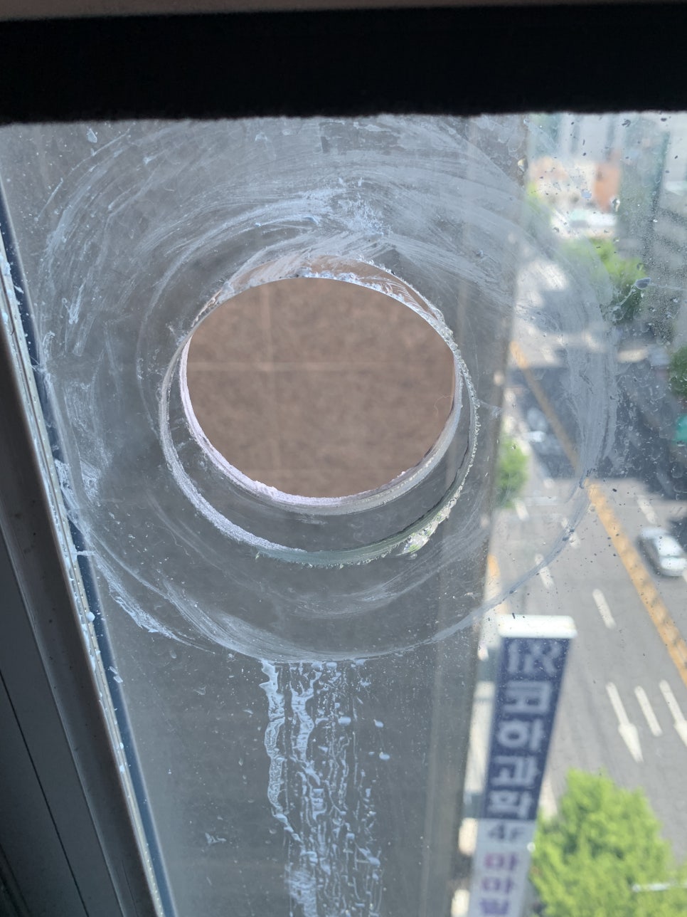 이중유리구멍뚫기 아파트에어컨배관 유리타공작업비용