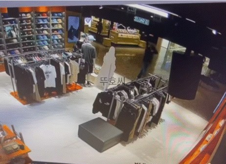 말레이시아 <b>카리나</b> 등신대 입간판 <b>절도</b>에 CCTV 영상 확산중