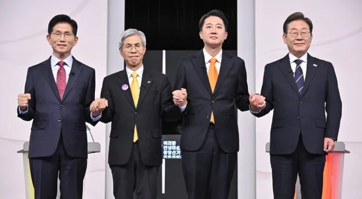 <b>토론</b>을 지켜보며 (더불어<b>민주당</b> 이재명, 국민의힘 <b>김문수</b>... 