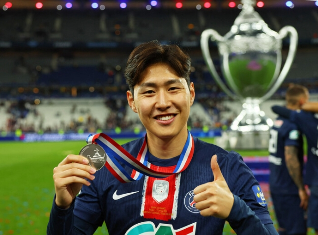 [속보] <b>이강인</b>, PSG 프랑스컵 우승! <b>태극기</b> 휘날리며 우승 자축