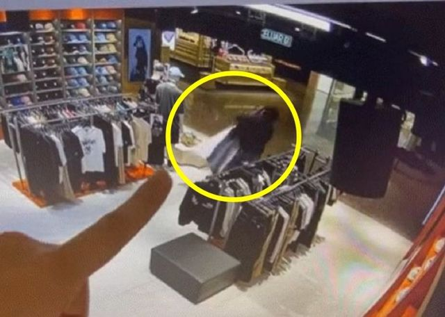  직원 앞에서 카리나 안고 튄 절도범, CCTV 공개→행방 묘연