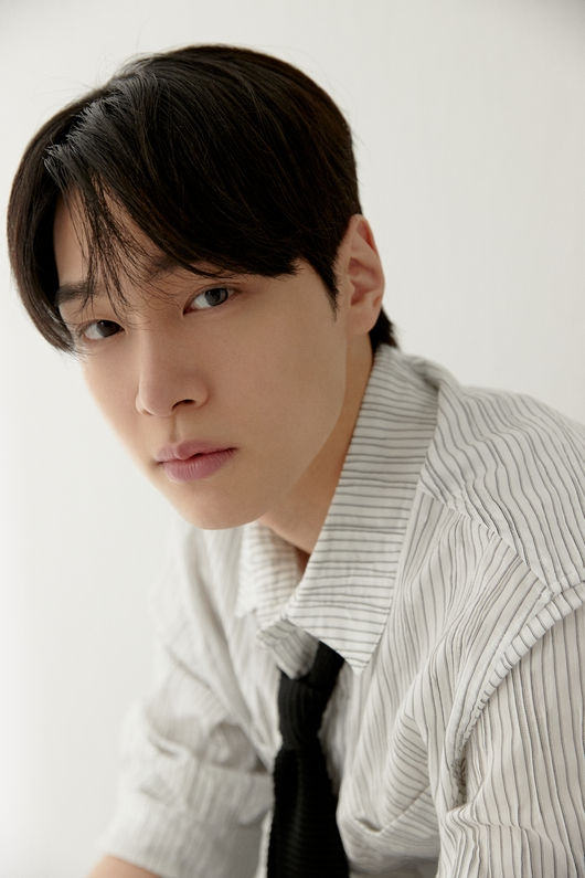 [속보] <b>하이보이즈</b> <b>강유석</b>, 투바투 연준 발 밟고 엠카 <b>무대</b> 실수... 