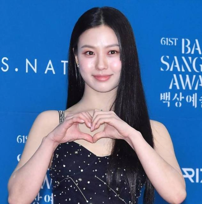 배우 <b>고민시</b>, <b>학폭</b> 의혹에 휩싸이다! 소속사 "사실무근" 강력 <b>부인</b>