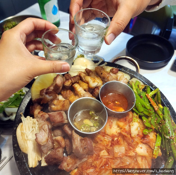  대구 대봉동 삼겹살 맛집 완판삼겹, 데이트 단체 모임 회식도 다 가능한 고깃집