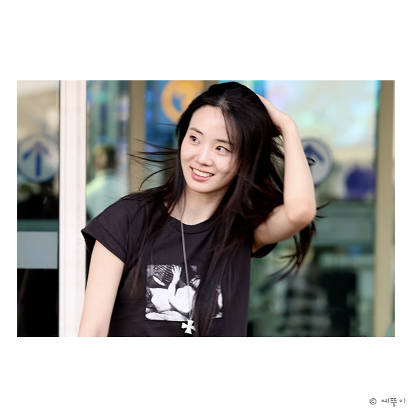 발리로 포상휴가 떠난 언슬전 신시아 공항패션 발렌시아가 가방 반팔티 브랜드 어디꺼