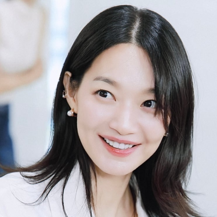  요즘 봄 블라우스 뭐 입지? 신민아 코디 총정리