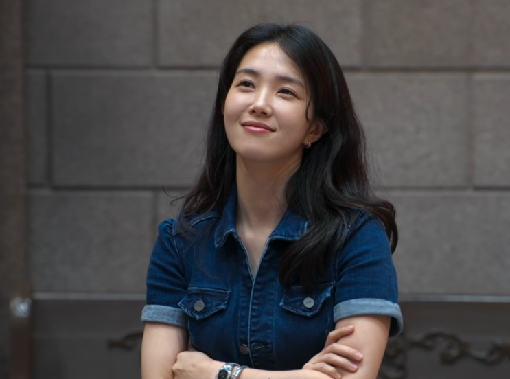  데블스플랜 강지영 아나운서의 데님 점프수트 정보