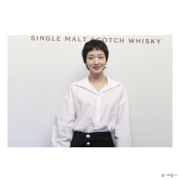 오늘자 모나미룩의 정석 보여준 김고은 패션 김해김 화이트셔츠 블랙팬츠