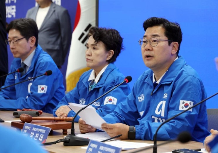 민주 ‘비법조인 <b>대법관</b> 임명, <b>대법관</b> 100명 확대 <b>법안</b>’ <b>철회</b>