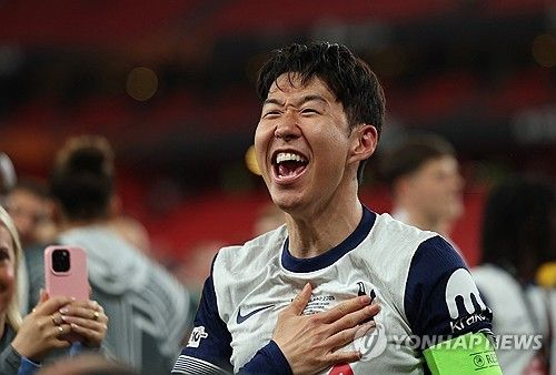  손흥민 이제 2관왕이다! 토트넘 최고의 레전드 확정…여름 매각 없다 '유로파→슈퍼컵' 연속 제패 스타트