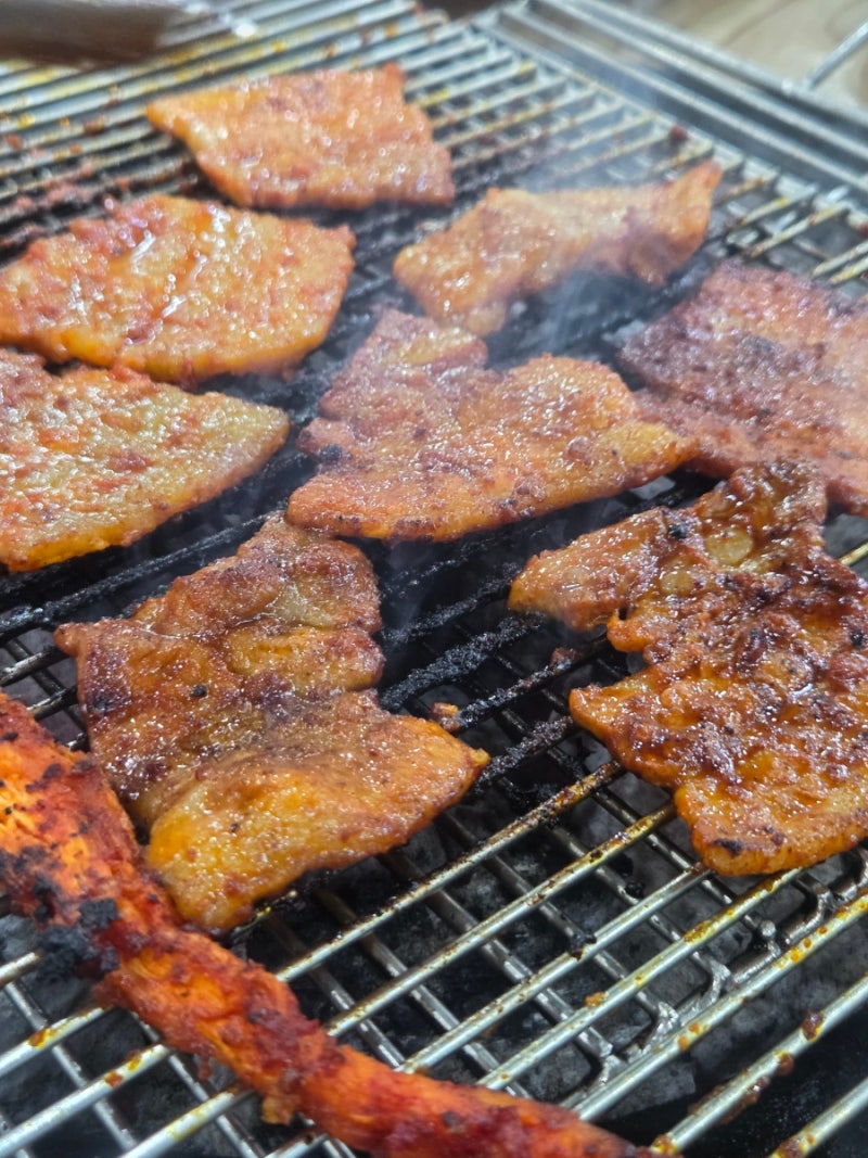 수원 영통 홍천화로구이, 30년 넘은 터줏대감에서 먹는 진짜 고추장삼겹살 후기